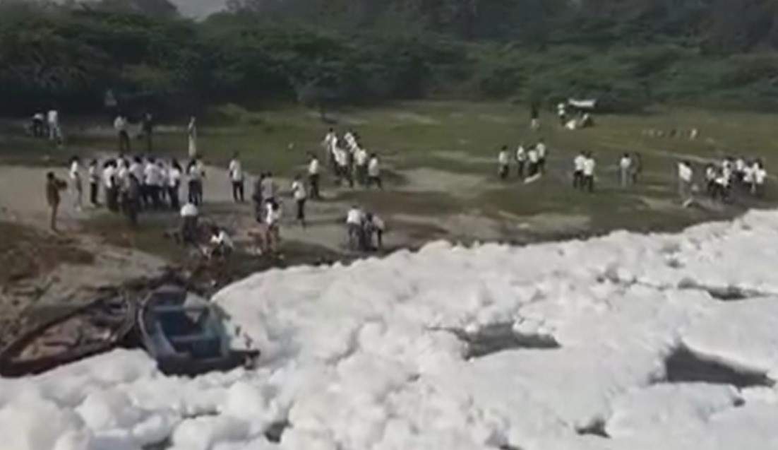 印度首都河面漂浮大量有毒泡沫：一眼望不到边